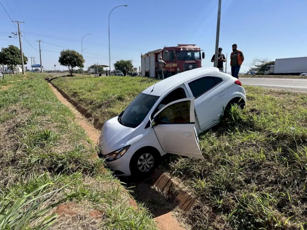 Onix é lançado para fora da pista após colisão com Corolla na BR-267