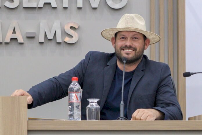 Eder Chicó pede poda de árvores e construção de ponto de ônibus com cobertura
