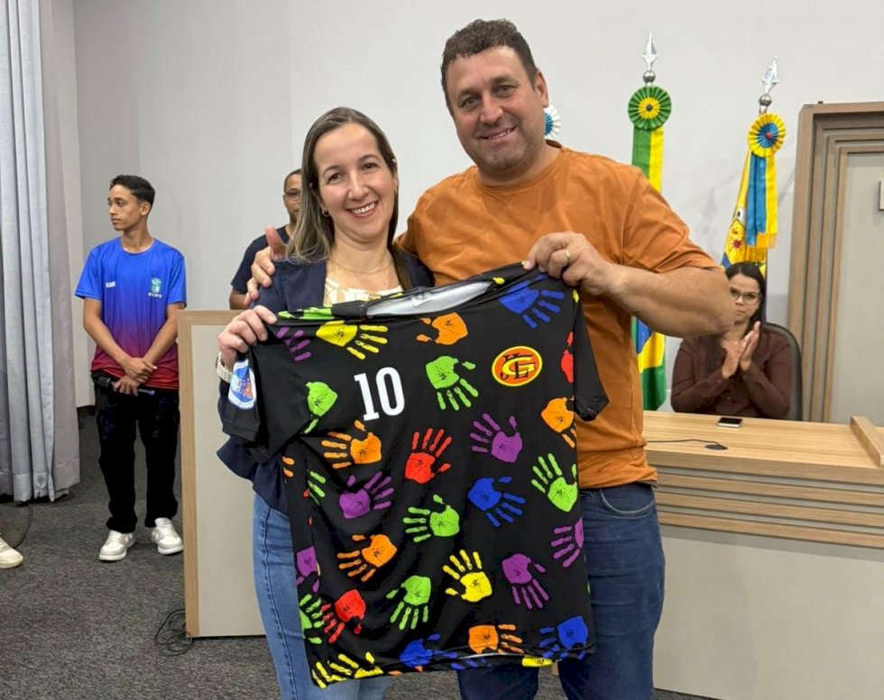 APEFIV realiza cerimônia de entrega de uniformes com símbolo do Autismo e reforça compromisso com a inclusão