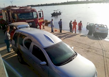 Após 16 horas, veículo que caiu o Rio Paraguai foi retirado
