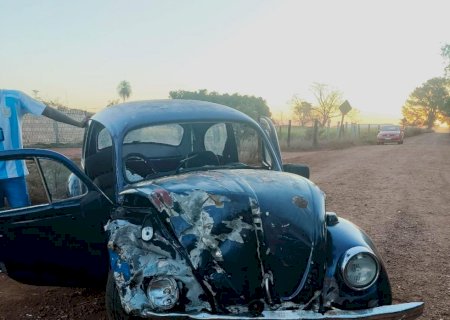 Ivinhema - Motorista perde controle da direção de veículo na estrada vicinal e destrói muro de chácara
