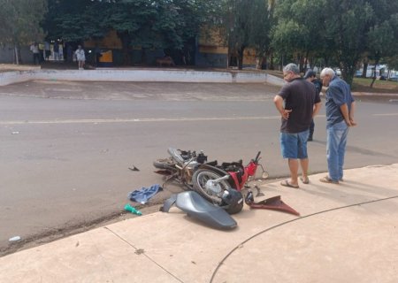 Ivinhema - Motociclista fica com ferimentos leves após acidente entre carro e moto  no bairro Piraveve