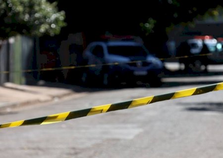Criminosos atiram mais de 15 vezes e deixam dois feridos