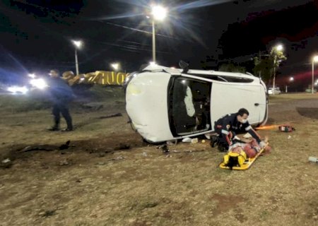 Motorista perde controle do carro, capota e destrói placa “Eu amo Dourados”