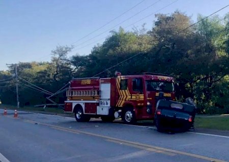 Adolescentes pegam carro escondido e capotam veículo na saída