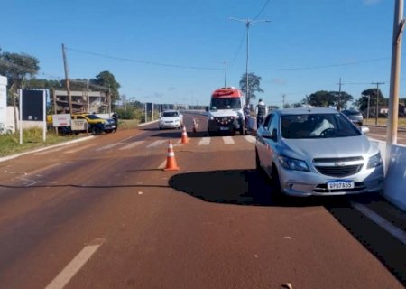 Mulher morre ao volante de carro em movimento em avenida