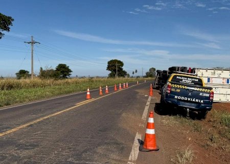Motorista é socorrido por populares após container carregado de carnes tombar na MS-480