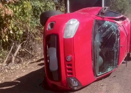 Carro capota na BR-262 e quatro pessoas ficam feridas