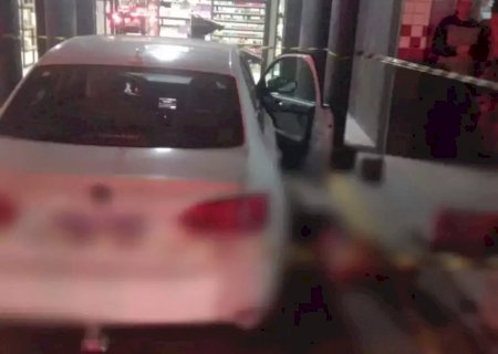 Casal é assassinado a tiros dentro de carro