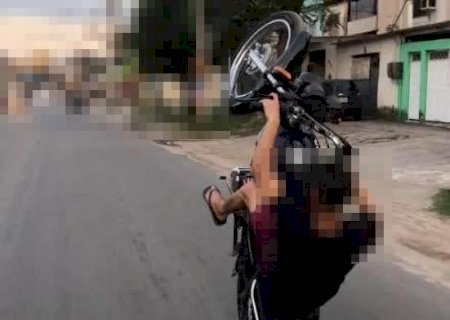 Motociclista tenta impressionar namorada com manobra de “grau” e acerta viatura da PM