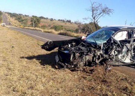 Colisão entre carro e caminhão deixa três feridos na BR-267