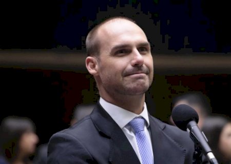 Motta envia pedidos de cassação de Eduardo Bolsonaro ao Conselho de Ética