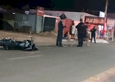 Motociclista morre ao bater em caçamba de entulhos
