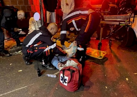 Jovem de 18 anos fica ferido após ser atingido por motorista sem habilitação