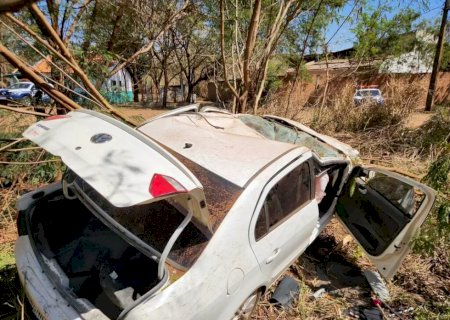 Perseguição a carro roubado em Naviraí, termina em capotagem e tentativa de fuga a pé