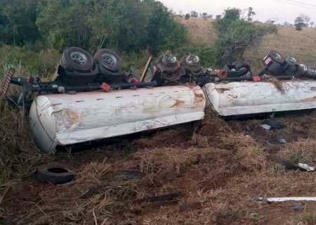 Carreta-tanque sai da pista e capota após colisão na MS-276, entre Batayporã e Anaurilândia