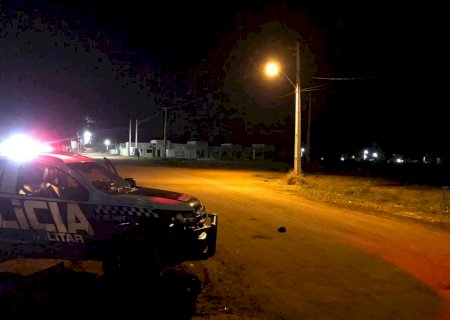 Homem morre após atacar PMs com faca em cidade do MS
