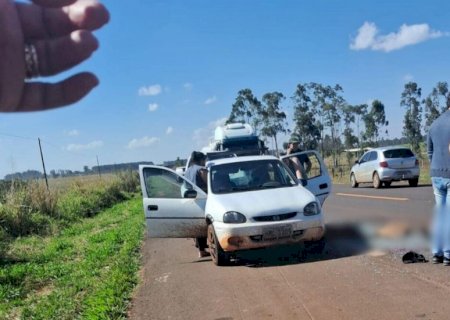 Acidente entre carro e moto deixa um morto e outro em estado grave