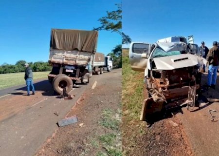 Caminhonete colide na traseira de carreta e motorista fica ferido na MS - 157