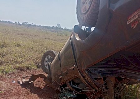 Caminhonete saí da pista capota ao tenta ultrapassagem  MS - 276