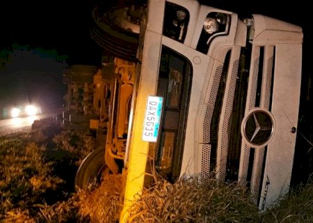 Carreta tomba na MS -162, e motorista é socorrido pelo Corpo de Bombeiros