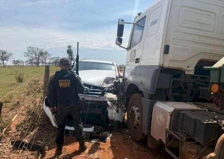Caminhonete carregada com 1,6 t de maconha colide com carreta durante perseguição