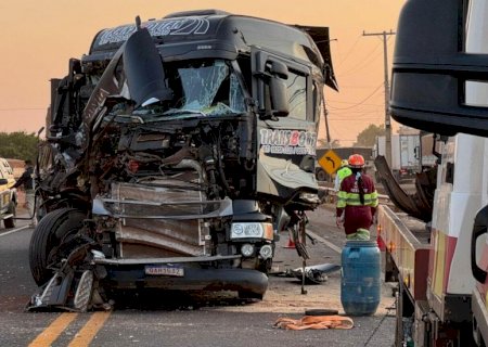 Engavetamento com quatro carretas deixa cabine de veículo destruída na BR-163
