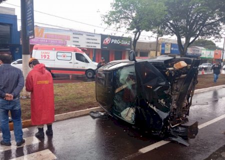 Mulher fica gravemente ferida após colisão entre carro de aplicativo e moto