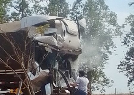 Motorista  morre em acidente com carreta na MS -320