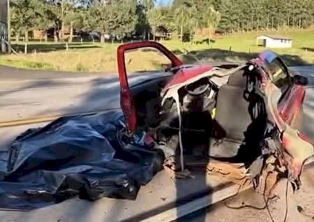 Carro parte ao meio em colisão com morte na PRC-280