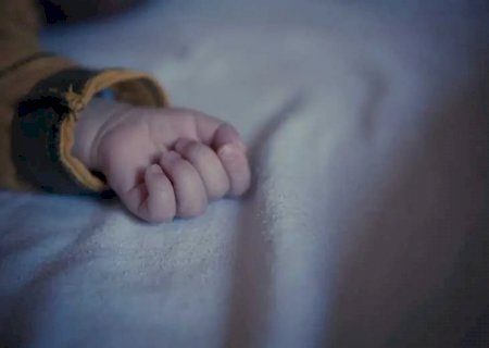 Bebê de 42 dias morre ao ser esfaqueado várias vezes pela mãe na fronteira