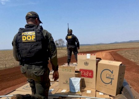 DOF apreende carreta com R$ 2,2 milhões em cigarros e agrotóxicos contrabandeados do Paraguai