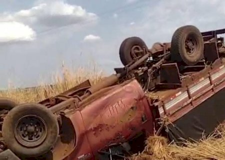 Motorista capota caminhonete  em estrada vicinal