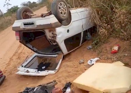Casal leva susto após capotamento em estrada de cascalho em Batayporã