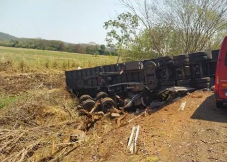 Caminhoneiro é encontrado morto sob carreta tombada na BR-262
