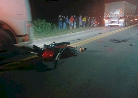 Duas motocicletas colidem, motociclista cai na pista e carreta passa por cima