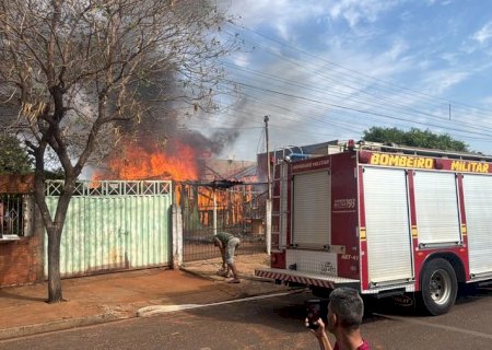 Nova Andradina - Residência é consumida  pelo fogo no bairro Cristo Rei