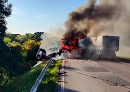 Acidente entre caminhões deixa dois mortos e provoca incêndio na BR 386
