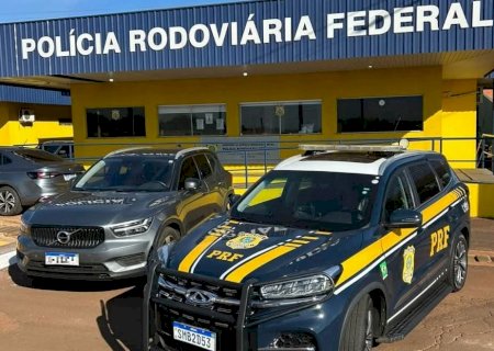 Carro de luxo é apreendido com mais de um milhão de iPhones