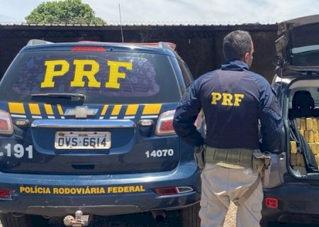 PRF apreende 546 Kg de maconha e recupera veículo