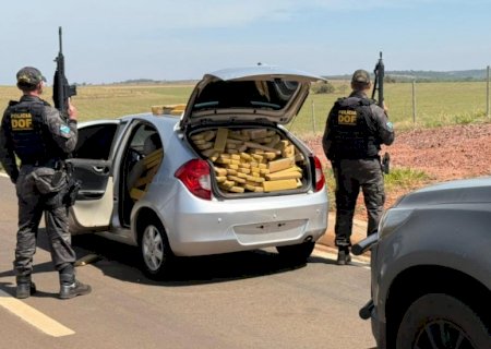 Carro com placas paraguaias é apreendido com 855 quilos de droga na fronteira