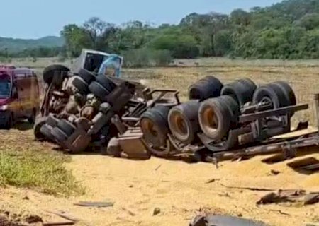 Carreta com grãos tomba na rotatória da MS - 382