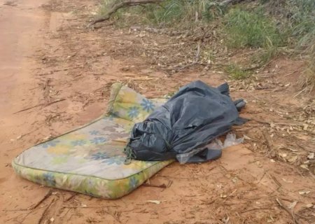 Corpo encontrado em lona foi executado com disparos na mandíbula e no peito