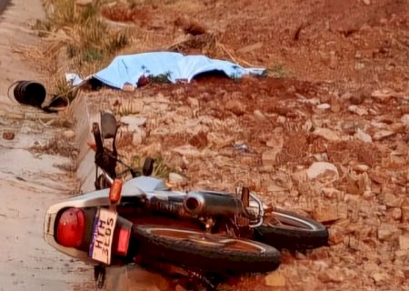 Homem de 45 anos morre após cair de moto após bater em meio-fio