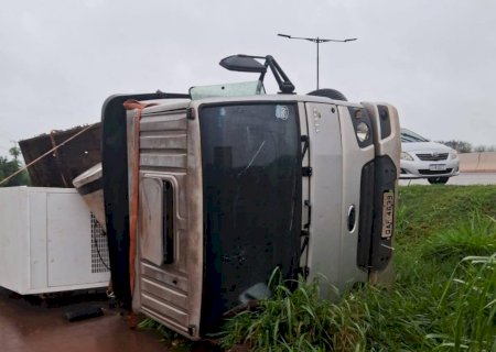 Caminhão saí da pista e tomba entre Itaporã e Dourados, defesa civil alerta para riscos de aquaplanagem
