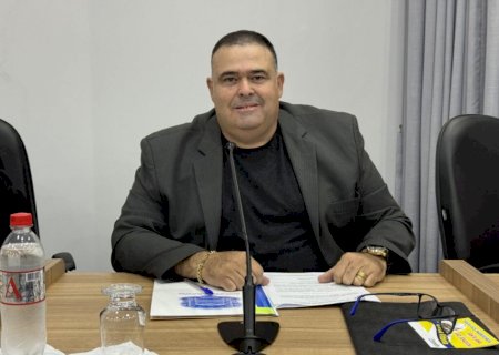 Professor Erlon solicita instalação de iluminação publica em frente à escola municipal e análise e autorização para instalação de empresa
