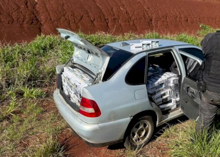 DOF apreende veículo carregado com cigarros após cair em barranco