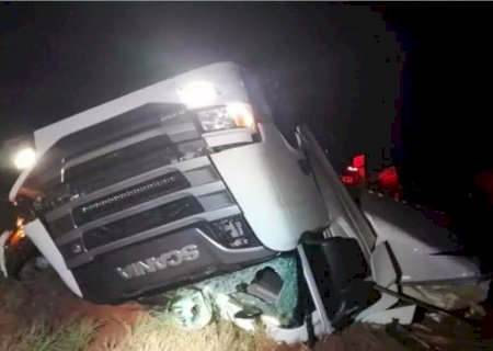 Motorista morre ao perder o controle da direção e tombar a carreta na MS -240