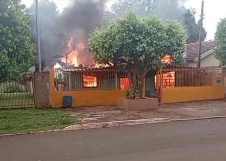 Incêndio destrói casa em Vicentina