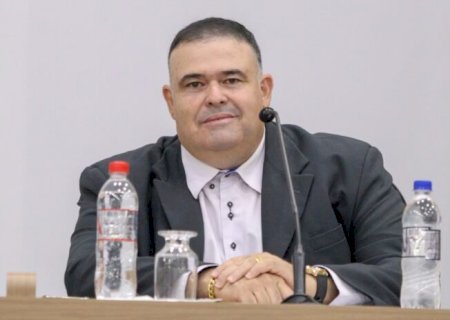 Professor Erlon solicita iluminação publica no parquinho em frente ao bairro Agua Azul, ampliação dos brinquedos e construção de quadra de areia no local